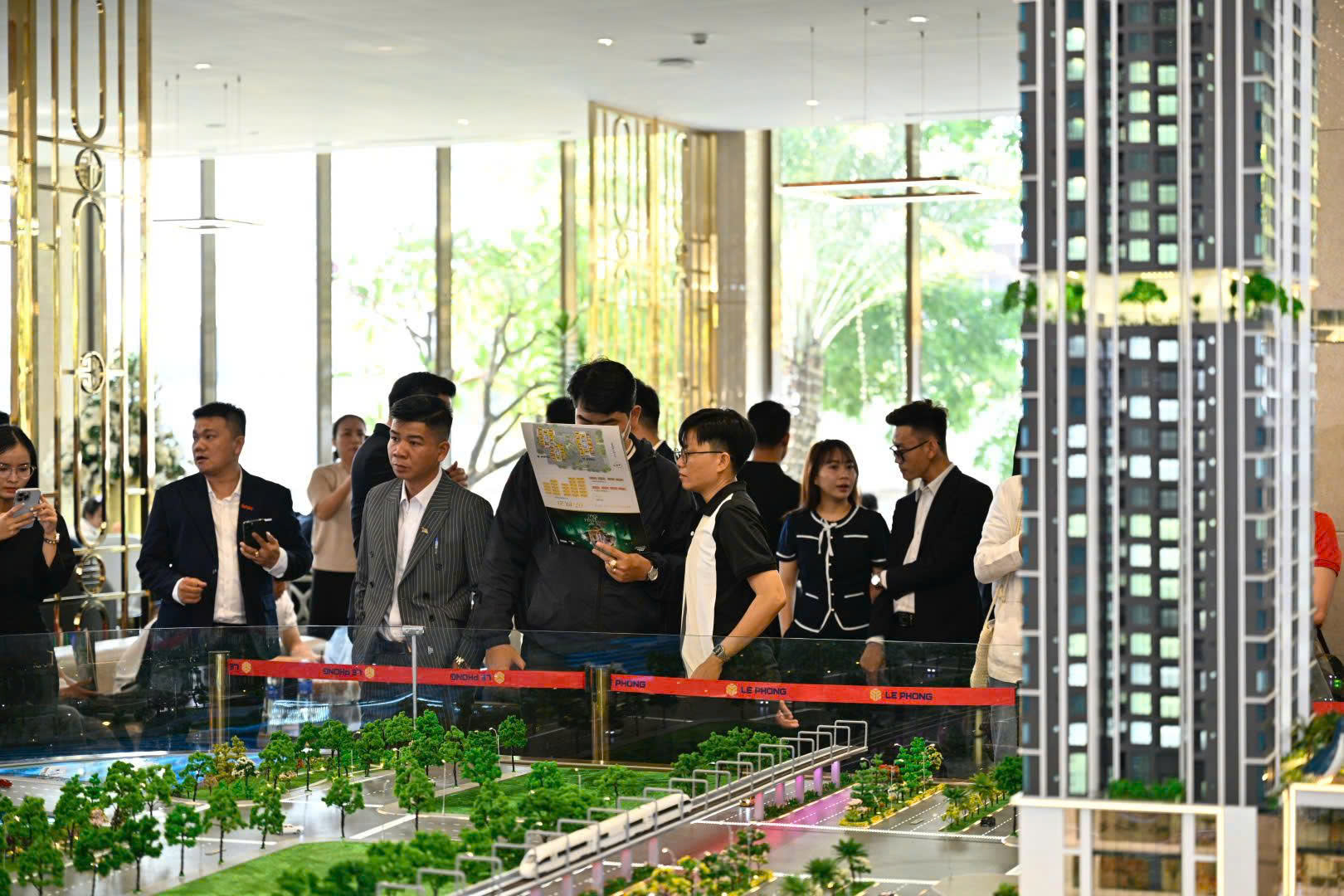 khach hàng tham quan dự án the emerald boulevard