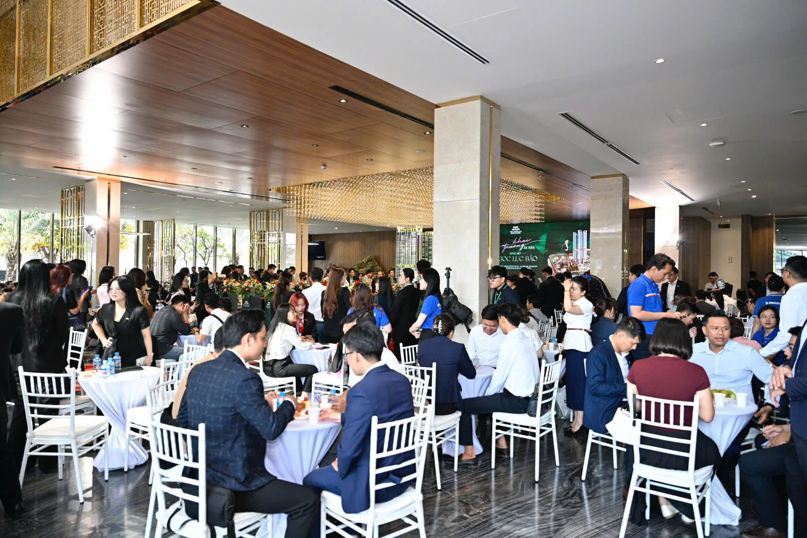 khach hàng tham quan dự án the emerald boulevard 1